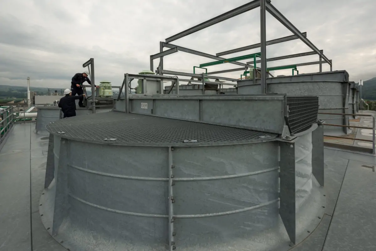 Schwingungsmessung an Kuehlturmventilator ausgefuehrt durch D. A. Concept Techniker